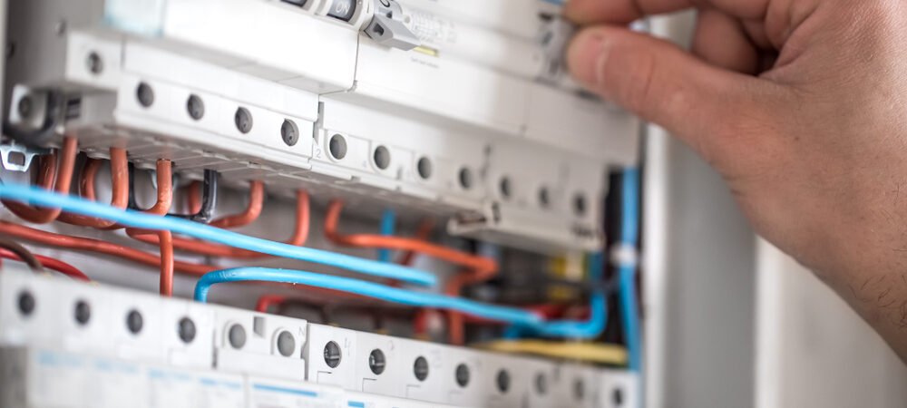 Pourquoi mon disjoncteur saute-t-il ? Les causes et les solutions